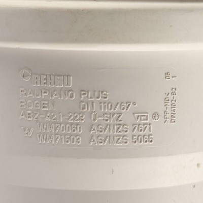 REHAU RAUPIANO PLUS 11234541001 Отвод диам. 110 на 67°